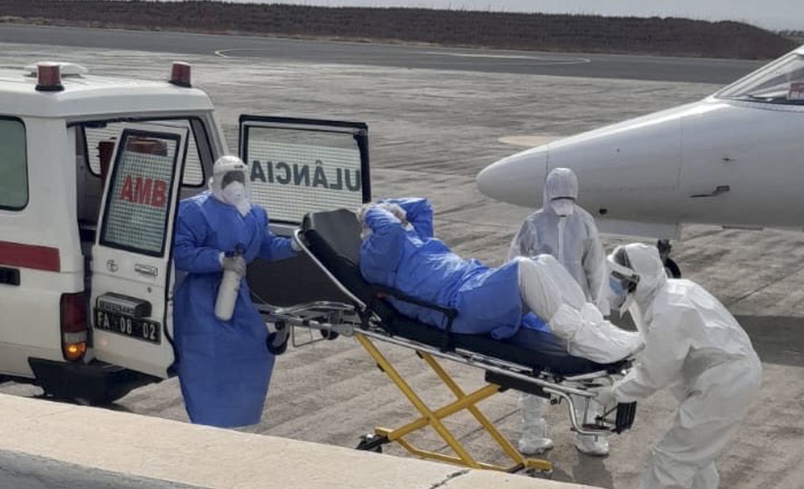 evacúan a tres pacientes sospechosos de hantavirus del crucero anclado en la costa de cabo verde
