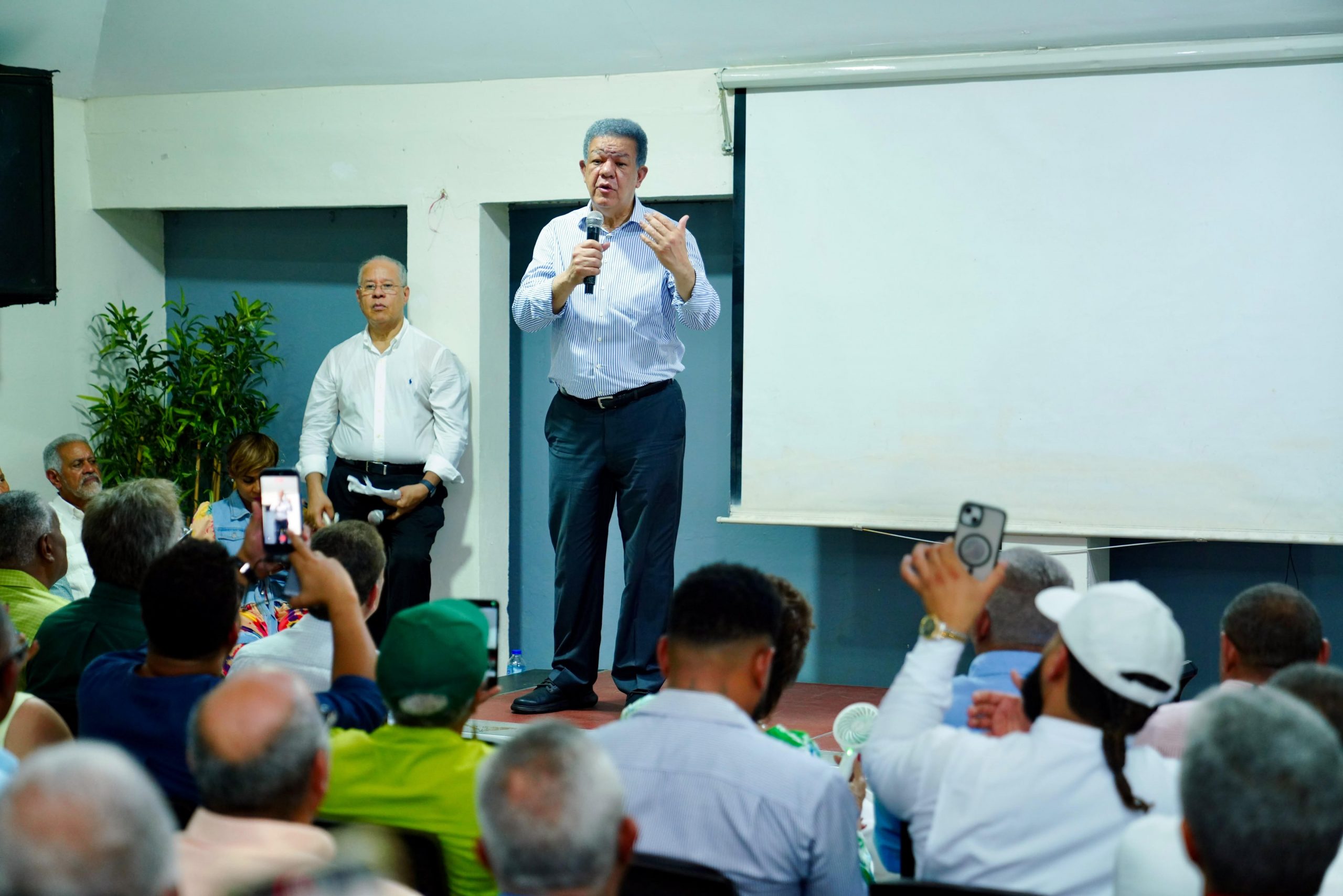 leonel fernandez mientras hablaba en una asamblea de la fp en puerto plata este domingo 28 junio 2026 scaled