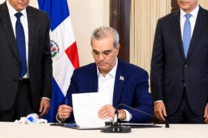Presidente Abinader promulga la Ley 30-26 de plan fiscal images (3)