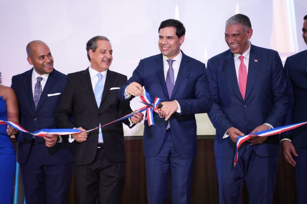 Roberto Ángel Salcedo inaugura el Festival del Libro y la Cultura Dominicana, destacando la identidad cultural del país en Nueva York 1000277283