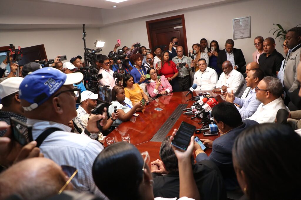 Transportistas respaldan al INTRANT, ratifican que no habrá aumento del pasaje y apoyan operativo de fiscalización en Santiago 1000282795