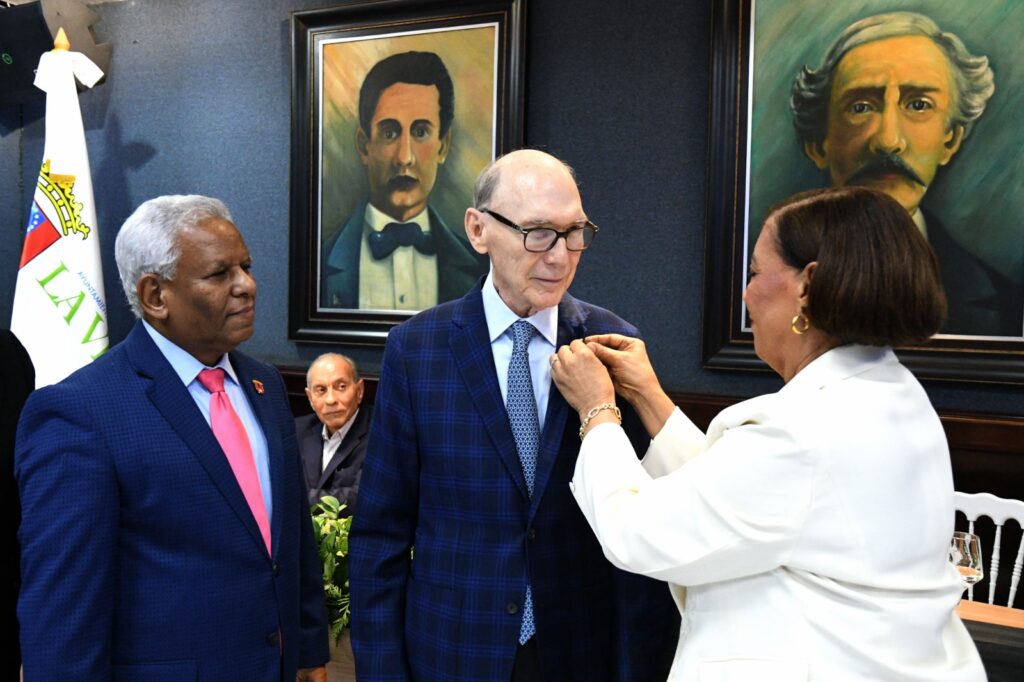 Ayuntamiento de La Vega declara Hijo Meritísimo al historiador Frank Moya Pons 1000289812