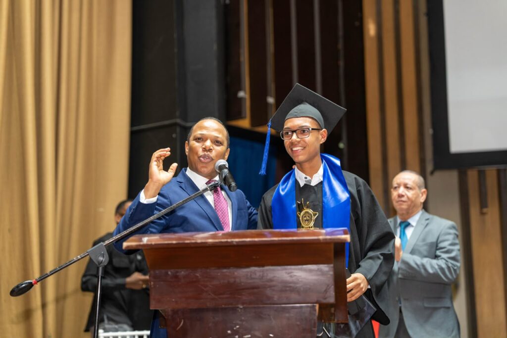 INTRANT entrega carnets de aprendizaje a los primeros bachilleres graduados este año como Guardianes del Tránsito; iniciativa formó a 620 estudiantes 1000298353