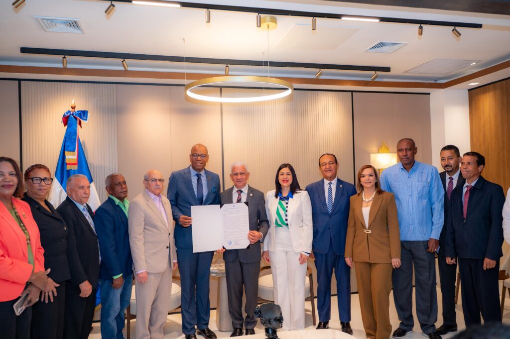 CDP reconoce al presidente del Senado, Ricardo de los Santos, por su respaldo al gremio periodístico 1000304455