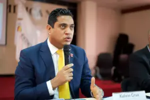Ministro Kelvin Cruz solicita a Lidom ponerse de acuerdo para que niños participen en Caribe Kids alcalde de la vega kelvin cruz
