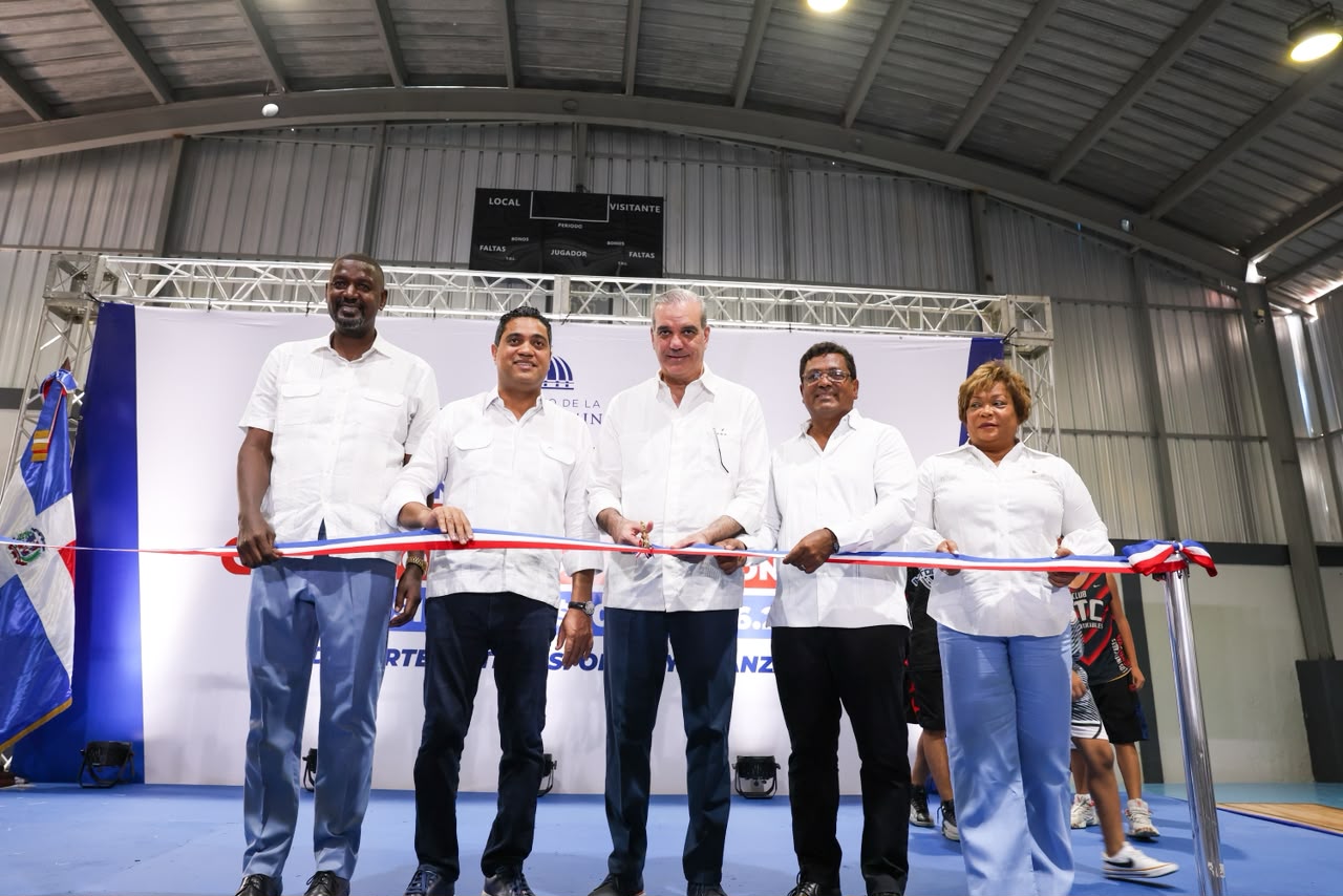 Presidente Abinader y ministro Kelvin Cruz entregan multiuso Dante Lemonier en Los Alcarrizos img 20260718 wa0033