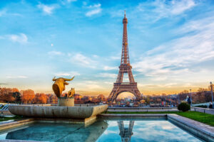 Torre Eiffel y otros museos de París acortarán su horario por la intensa ola de calor eiffel tower at sunset in paris, france. romantic travel background