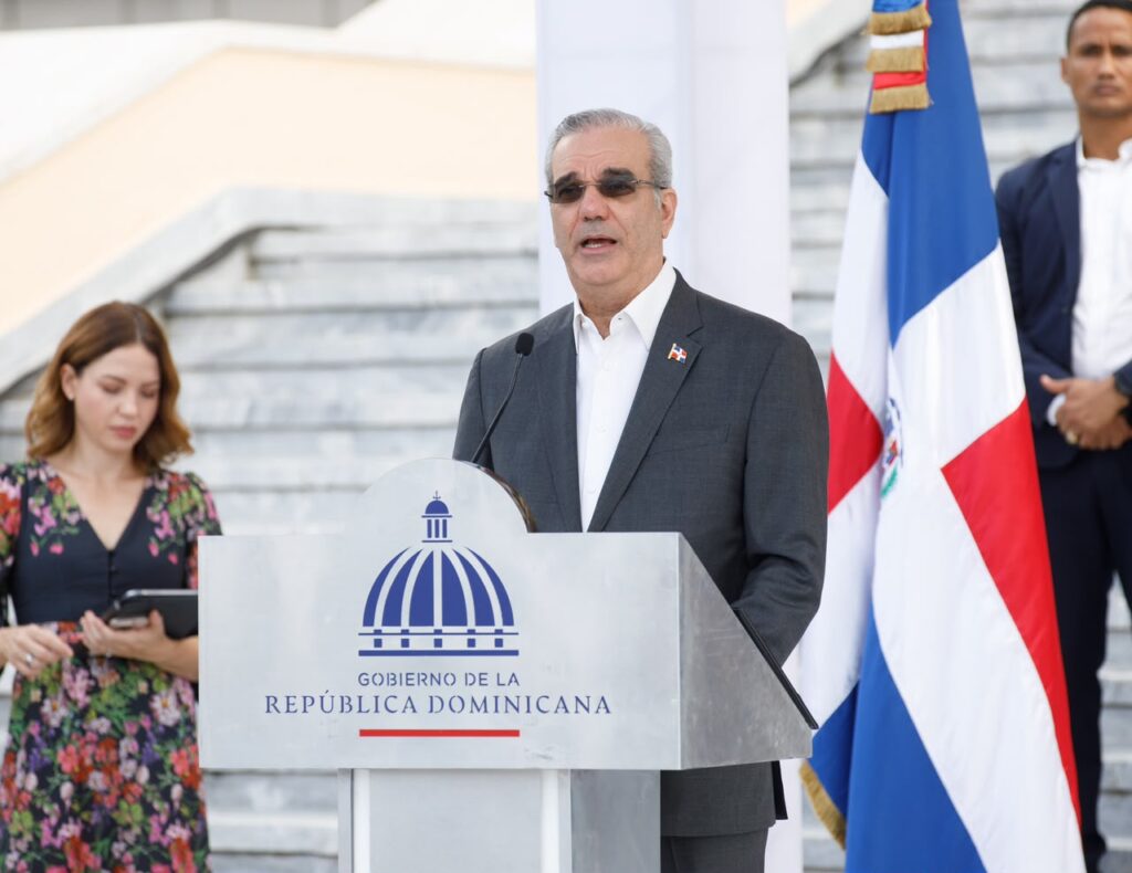 Presidente Abinader hace entrega de 40 nuevos autobuses en beneficio de miles de estudiantes de todo el país 1000348350