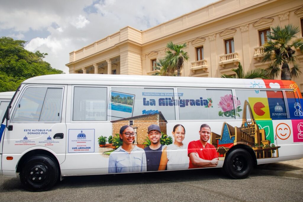 Presidente Abinader hace entrega de 40 nuevos autobuses en beneficio de miles de estudiantes de todo el país 1000348351