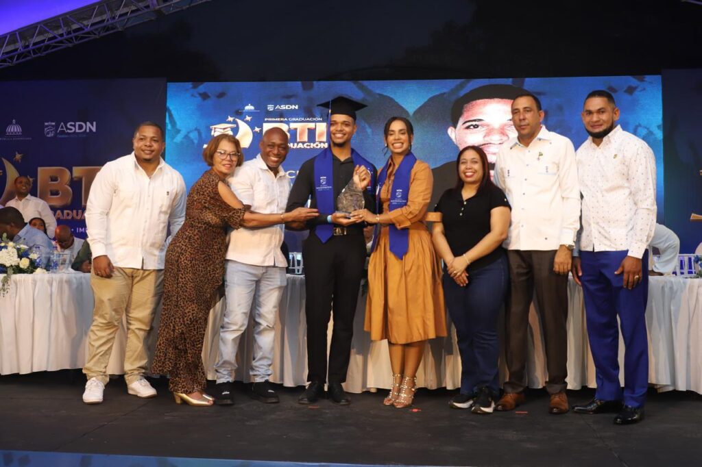 Alcaldesa Betty Gerónimo encabeza Primera Graduación Municipal de Santo Domingo Norte 1000384647