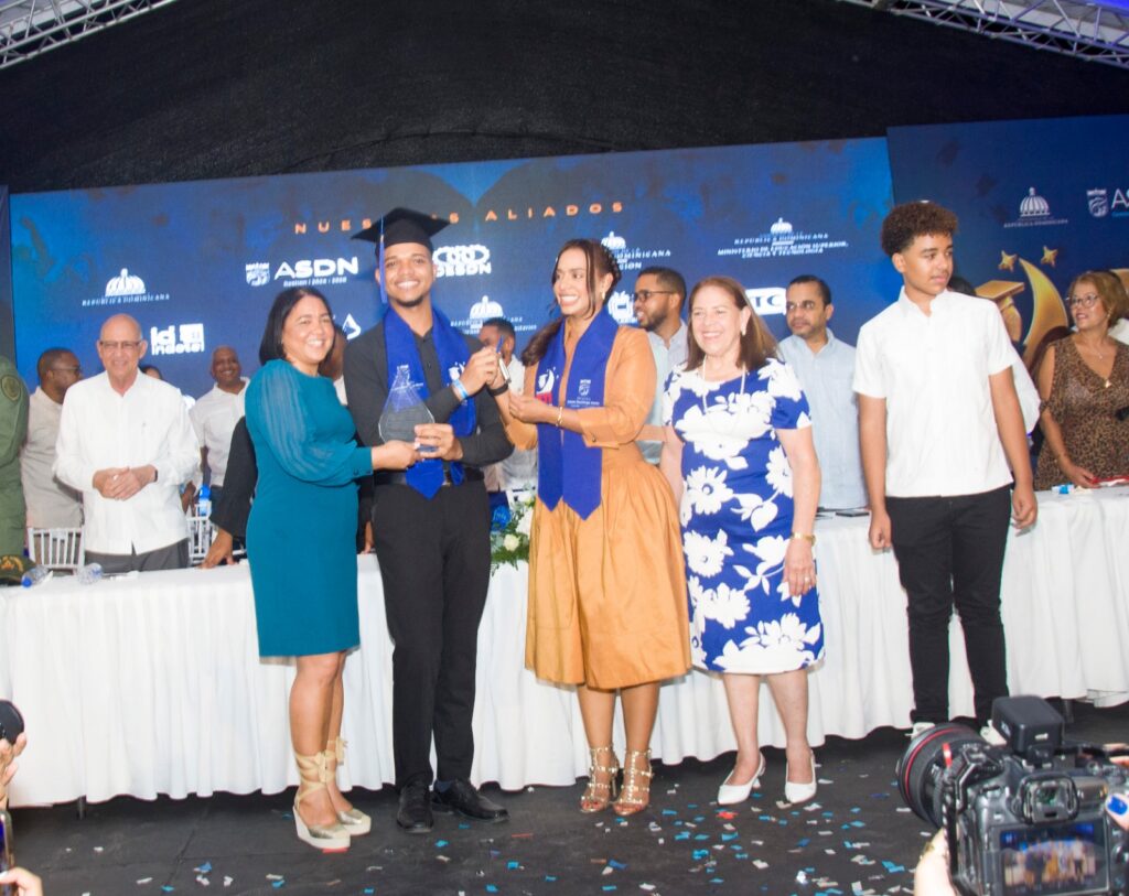Alcaldesa Betty Gerónimo encabeza Primera Graduación Municipal de Santo Domingo Norte 1000384700