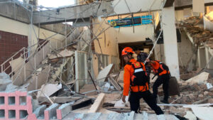 Aumenta a 38 los fallecidos por terremoto de 7.7 el Indonesia ap26227063973718