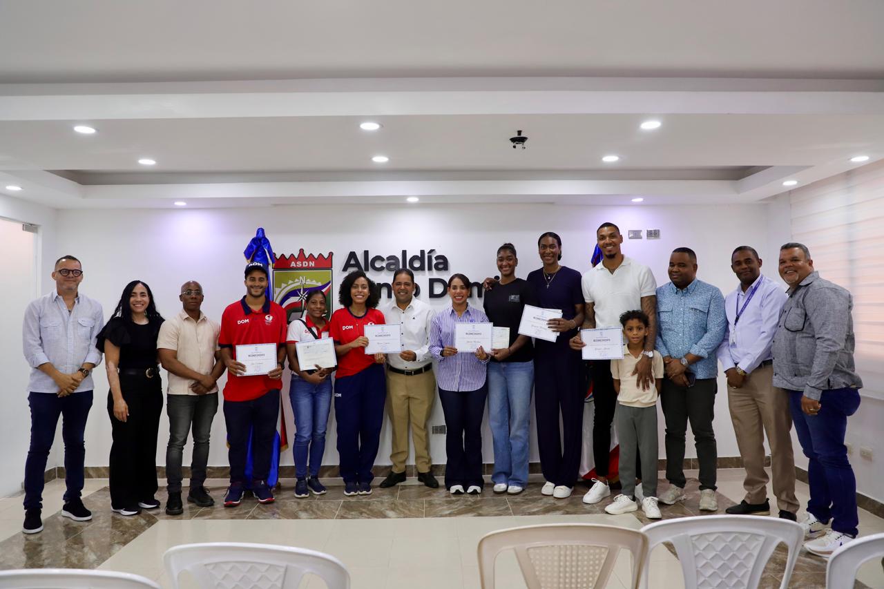 Alcaldesa Betty Gerónimo reconoce y premia a atletas de Santo Domingo Norte por sus medallas en los Juegos 2026 img 20260813 wa0083