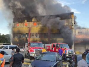 Incendio consume sucursal de tienda LyR en Las Américas images (9)
