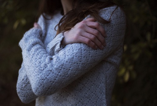 mujer dandose abrazo