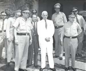 Hoy 25 de septiembre: 63 años del golpe de Estado contra Juan Bosch juan bosch rodeado de los altos mandos militares que lo derrocaron en 1963