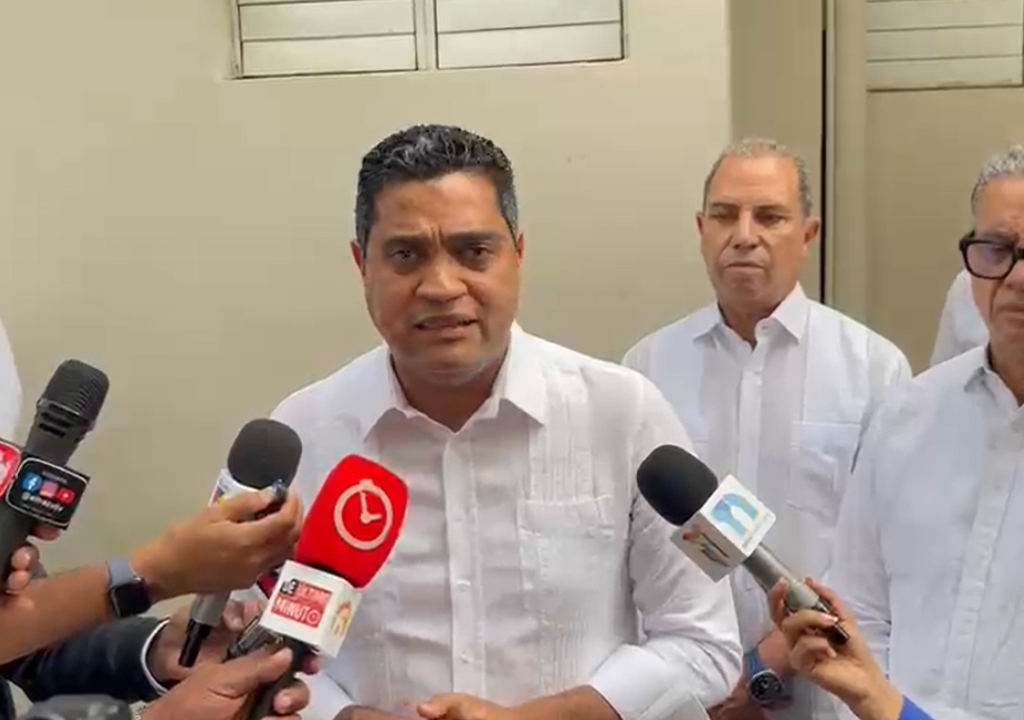 kelvin cruz ministro de deportes durante el anuncio de la medida contra la seleccion haitiana 1024x720